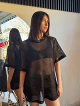 Remera negra de red con mangas cortas.
