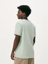 Camiseta básica de manga corta, cuello redondo y calce regular, color rojo jaspeado.