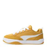 Championes Puma de perfil bajo, inspirados en el skate, con capellada sintética y superposiciones de gamuza en color mostaza. Cuentan con la franja Puma blanca en el lateral y cordones anchos blancos. La suela es gruesa y completamente blanca.