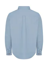 Camisa celeste de manga larga con cuello camisero, cierre con botones de madera y bolsillo en el pecho.