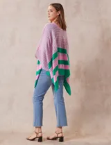Poncho tejido marca Do Everything In Love, con rayas horizontales rosas y verdes.