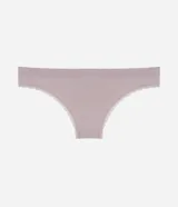 Bombacha bikini color crema con textura acanalada y detalle de puntilla en los bordes.