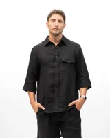 Camisa negra de lino con mangas 3/4, un bolsillo en el lado izquierdo y un pliegue en la espalda. Cierre con botones. Marca KAI.