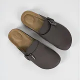 Sandalias tipo sueco color gris topo, con hebilla metálica ajustable.