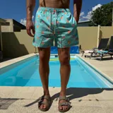 Short de baño negro con estampado de rodajas de naranja.