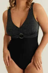 Malla entera negra con escote en V, breteles anchos y detalle de lurex en la parte superior.