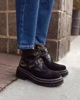 Botas cortas de cuero color hueso, con puntera redondeada, ajuste con doble tira con velcro color verde oliva y suela track color negro.