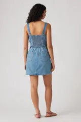Vestido corto de denim celeste con breteles anchos y botones frontales.