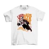 Remera blanca de algodón con estampado de Louis Armstrong tocando la trompeta y texto en color naranja y negro.