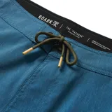 Boardshort de 17 pulgadas con diseño gráfico en tonos azules y verdes, ideal para actividades acuáticas.