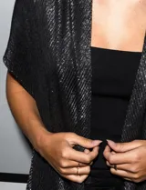 Kimono negro de gasa plisada con detalles de lurex y terminación desflecada.