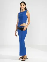 Top sin mangas color rosado, de corte asimétrico.