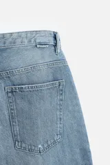 Pantalón de jean celeste con efecto lavado, corte amplio tipo baggy y cinco bolsillos.