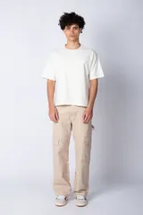 Remera color crudo de corte cuadrado y holgado, con cuello redondo y mangas cortas. Confeccionada en algodón pesado.