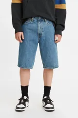 Bermuda de jean celeste de corte holgado.