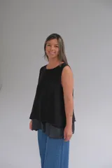 Musculosa negra de lino italiano con cuello redondo, corte holgado, ruedo asimétrico y abertura en la espalda.