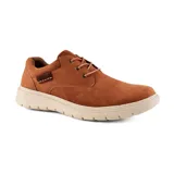 Zapato casual acordonado color marrón de cuero con suela blanca.