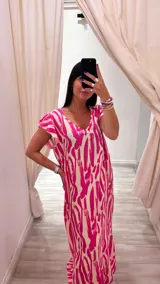 Vestido maxi de corte suelto con estampado en tonos fucsia y blanco, de manga corta.