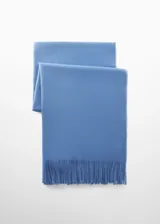 Bufanda de punto color rosa, con terminación de flecos y textura suave.