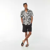 Bermudas negras lisas con bolsillos laterales y traseros.