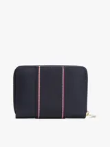 Billetera Tommy Hilfiger azul marino con cierre de cremallera, detalle de tejido trenzado, múltiples ranuras interiores para tarjetas, compartimento interior con cremallera e insignia del monograma TH dorada en la parte delantera.