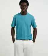 Remera celeste de algodón con poliéster y elastano, corte regular, cuello redondo, manga corta y textura vertical.