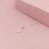 Dije de plata 925 con forma de corazón partido en dos mitades, cada una con un aro para colgar.