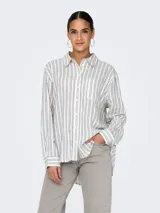 Camisa de lino y viscosa blanca con finas rayas verticales en color negro/gris oscuro. Presenta cuello clásico, bolsillo de parche en el pecho y cierre frontal de botones.
