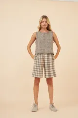 Bermuda de lana fina color gris con bolsillos laterales y forro interior.