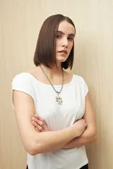 Remera negra de modal con cuello bote y mangas cortas con frunces.