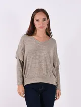 Buzo color gris melange, de corte holgado y mangas largas con volados en los hombros.