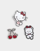 Set de tres pines metálicos esmaltados con diseño de Hello Kitty, un oso de peluche y cerezas.