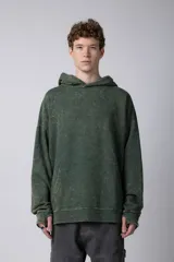 Buzo canguro verde con efecto desgastado, capucha con cordón ajustable, bolsillo frontal y puños con orificio para el pulgar.