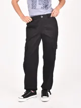Pantalón cargo negro de tiro alto, corte recto y ancho, con bolsillos laterales y en las piernas.