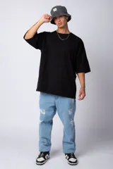 Remera verde militar de corte oversize, confeccionada en algodón 100% con cuello redondo y manga corta. Presenta un pequeño logo estampado en la parte superior de la espalda.