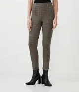 Pantalón legging con estampado pied de poule, cintura elastizada y corte ajustado.