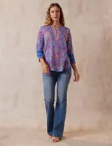 Blusa estampada de la marca Ruby Rd. Tiene cuello redondo, escote en V con aplique metálico y mangas ¾ con aplique de crochet.