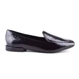 Zapato de vestir Usaflex, tipo mocasín, color negro con textura símil piel de serpiente.