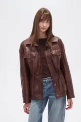 Chaqueta marrón de eco-cuero con textura de cocodrilo, cuello solapa, bolsillos con tapa en el pecho y frunces ajustables en la cintura mediante cordones.