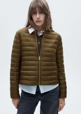 Campera puffer color verde oliva con cierre frontal y cuello alto.
