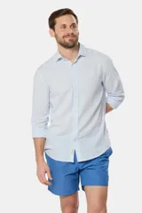 Short de baño azul vibrante, de corte clásico y largo medio, con cintura elástica y cordón ajustable. Cuenta con bolsillos laterales y suspensor de malla fina interior.