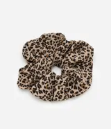 Scrunchie para el pelo con estampado animal print en tonos beige, marrón y negro.