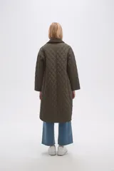 Campera larga acolchada color verde oliva con cuello de pana marrón, cierre frontal con botones a presión y bolsillos laterales.