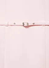 Vestido corto rosado de corte entallado, con cuello redondo y mangas cortas. Presenta un cinturón decorativo a la altura de la cintura y cierre invisible en la espalda.