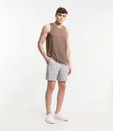 Musculosa deportiva marrón de dry fit con cuello redondo y espalda con diseño laser cut.