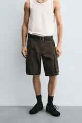 Bermuda cargo de algodón color marrón oscuro, tiro medio, corte regular, con bolsillos laterales de parche con solapa y bolsillos traseros de vivo.