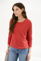Sweater azul de tejido de punto con cuello redondo y mangas largas.