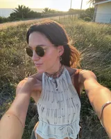 Aros colgantes de bronce con forma irregular.