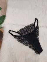 Tanga negra de encaje con tiras finas regulables.
