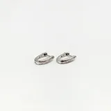 Par de aros pequeños de plata 925 con forma de gota y detalle de circonias incrustadas.